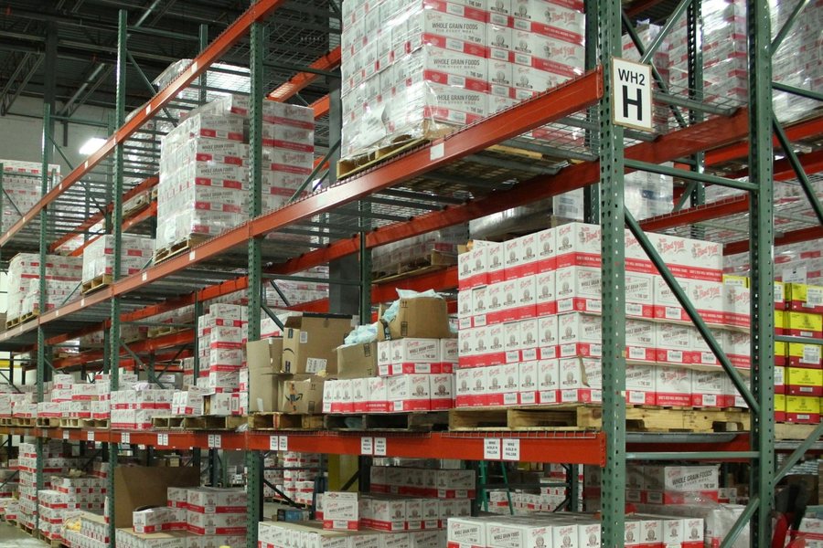 段ボールの商品が並ぶ倉庫の棚